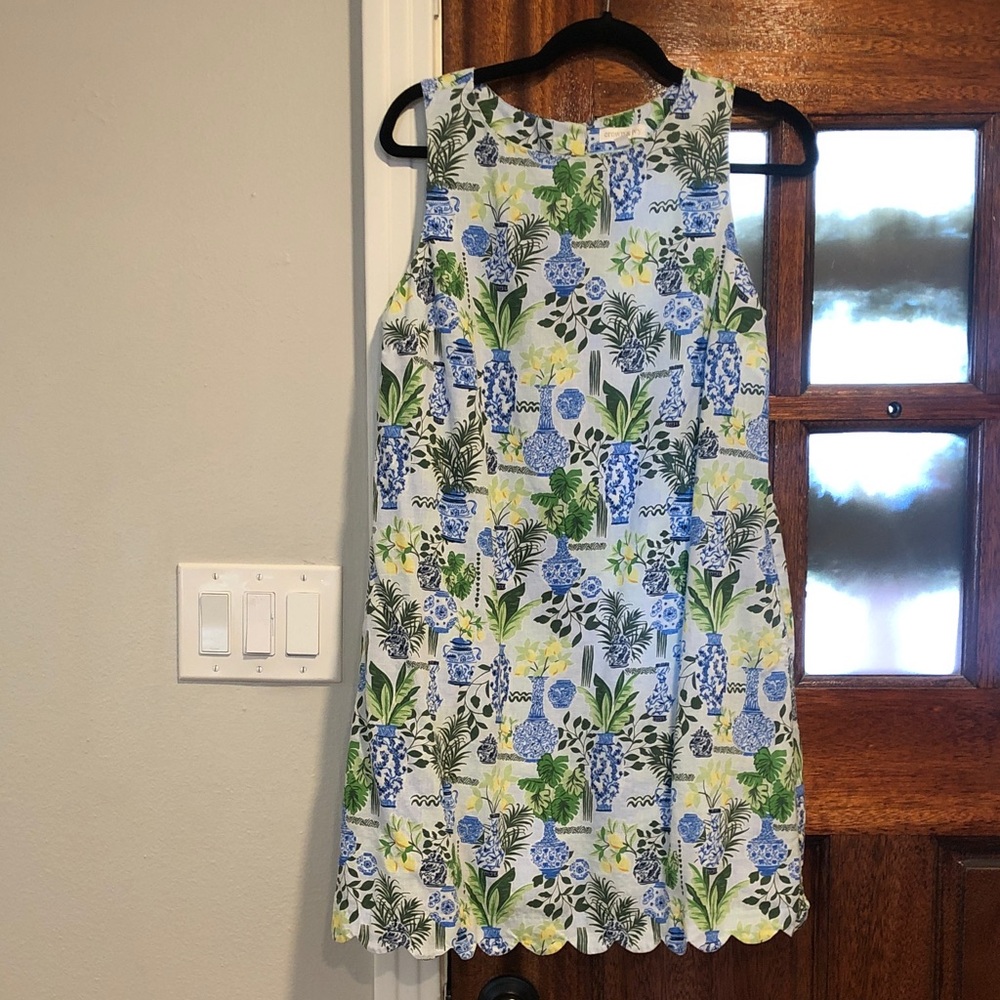 Crown & Ivy Women's Sleeveless Scallop Back Blue Vase Printed Dress Sz 6